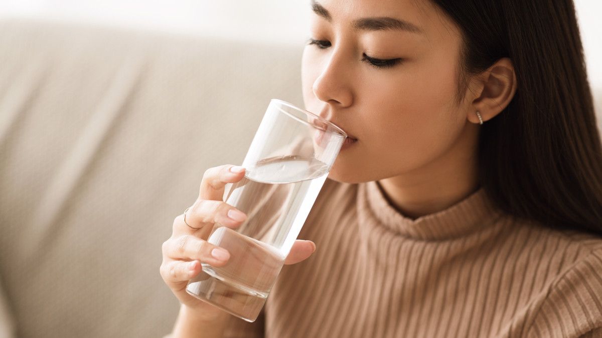 bahaya banyak minum air putih