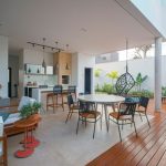 teras rumah luas yang nyaman
