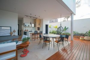 teras rumah luas yang nyaman