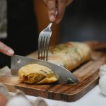 membuat omelet