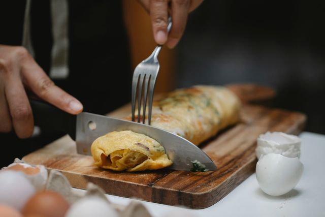 membuat omelet